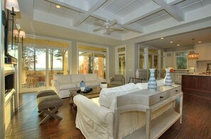 Smart TV, videogiochi, lettore DVD, tavolo da calcetto