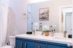 Dusche, Haartrockner, Handtücher, Seife