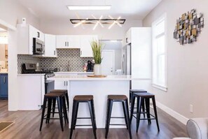 ثلاجة، ميكروويف، فرن، موقد طهي مسطح