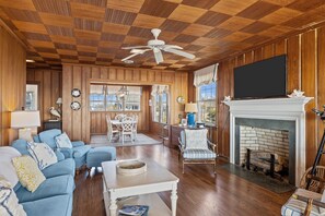 Smart TV, fireplace