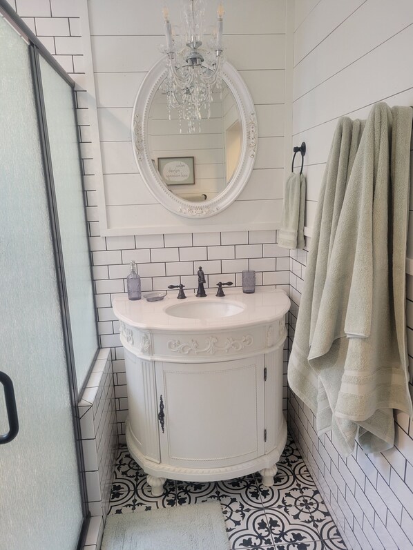 Dusche, Haartrockner, Handtücher, Seife