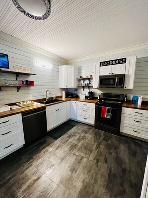 Private kitchen - Ranch House Estate on 20 acres w/ 2 fishing Ponds 45 min from Dallas  (Kemp)