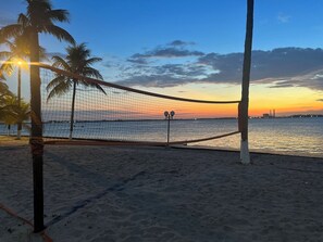 Beach nearby, white sand, beach umbrellas, beach yoga - Casa Palmer (Cabo Frio)