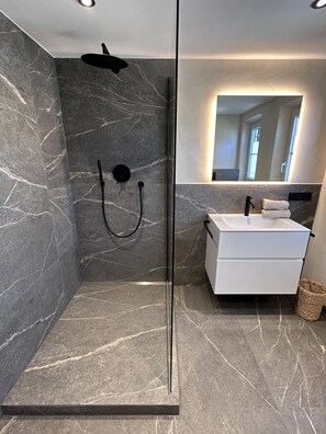 Dusche, Haartrockner, Handtücher, Seife