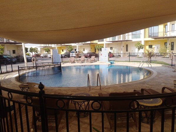 2 piscines extérieures, parasols de plage, chaises longues