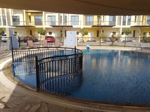 2 piscines extérieures, parasols de plage, chaises longues