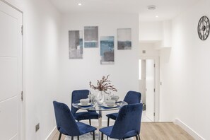 Dining - Sapphire Mansion (London)