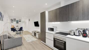 Kjøleskap, mikrobølgeovn, ovn og kokeplater