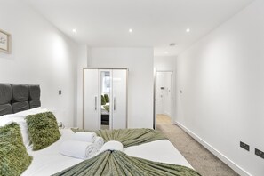 1 bedroom, iron/ironing board, travel cot, free WiFi - Sapphire Mansion (London)