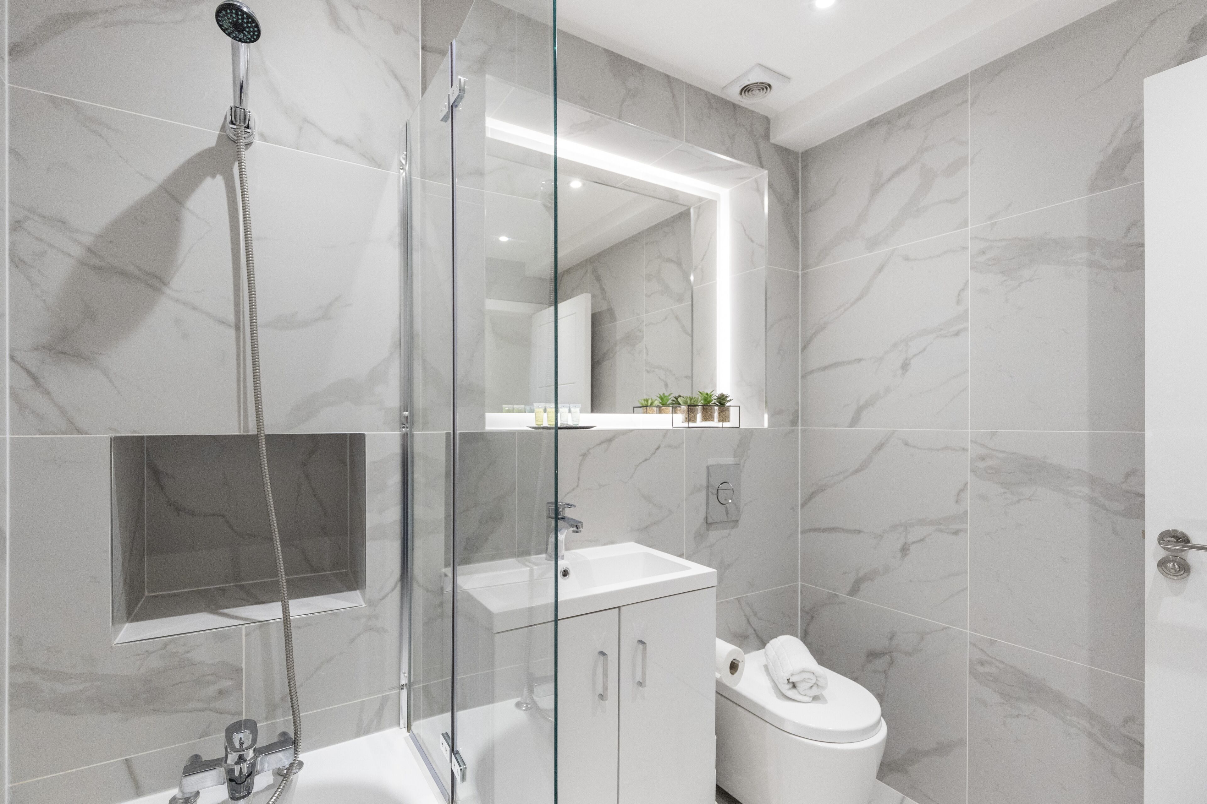 Bañera con ducha, secador de pelo, toallas, jabón