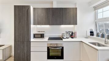 Kjøleskap, mikrobølgeovn, ovn og kokeplater