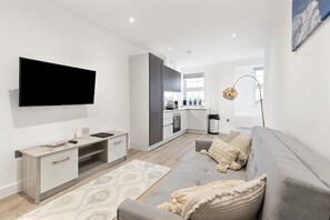 Smart TV - Sapphire Mansion (London)