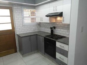 Kühlschrank, Mikrowelle, Ofen, Wasserkocher