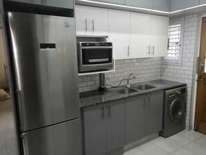 Kühlschrank, Mikrowelle, Ofen, Wasserkocher