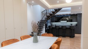 Apartamento, 5 quartos | Cozinha privada | Geladeira grande, micro-ondas, fogão, cooktop