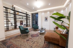 Apartment, 5 Bedrooms | Living area