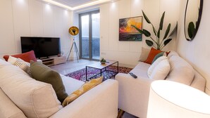 Apartamento, 5 quartos | Área de estar | TV de tela plana 42 polegadas com canais a cabo, TV