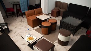 Ein modernes Wohnzimmer mit einer Sofagarnitur, einem Esstisch und einem Couchtisch.