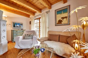 TV, books, stereo - Sunny, comfortable "vacation apartment 4" for 2-4 people in a quiet, central location (Garmisch-Partenkirchen)