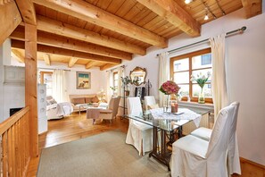 Interior - Sunny, comfortable "vacation apartment 4" for 2-4 people in a quiet, central location (Garmisch-Partenkirchen)