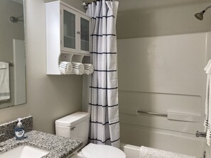 Dusche, Haartrockner, Handtücher, Seife