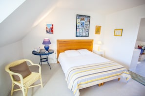 2 quartos, cofres nos quartos, escrivaninha