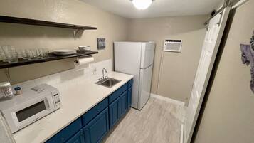 Grand réfrigérateur, micro-ondes, grille-pain, moulin à café