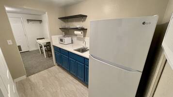 Grand réfrigérateur, micro-ondes, grille-pain, moulin à café