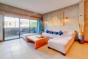 Ein modernes Wohnzimmer mit einer Couch, einem Couchtisch und einem großen Fenster mit Blick.