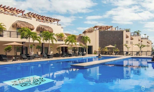Outdoor pool, sun loungers