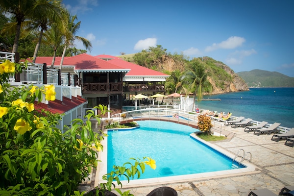 Hồ bơi ngoài trời, dù/ô trên bãi biển/hồ bơi, ghế dài tắm nắng