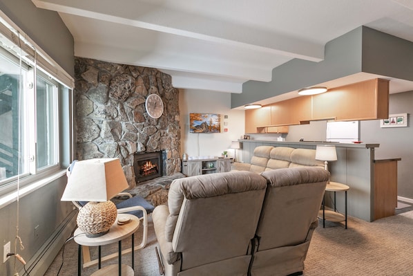 Smart TV, chimenea y tenis de mesa