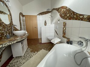 Shower, hair dryer, towels, soap - Large vacation apartment (120m²) with "beautiful view" Garden with playground (Waldeck)