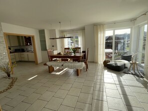 Dining - Large vacation apartment (120m²) with "beautiful view" Garden with playground (Waldeck)