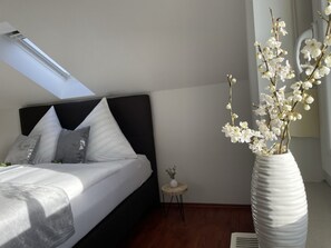 3 bedrooms, travel crib, WiFi, bed sheets - Large vacation apartment (120m²) with "beautiful view" Garden with playground (Waldeck)