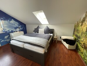 3 bedrooms, travel crib, WiFi, bed sheets - Large vacation apartment (120m²) with "beautiful view" Garden with playground (Waldeck)