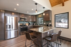 Microwave, stovetop, dishwasher, toaster - The Fishermen’s Place: Mountain Views + Dog Friendly (Breckenridge)