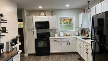 Een koelkast, een microgolfoven, een oven, een kookplaat