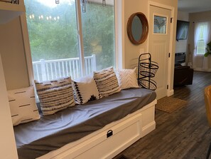 Smart TV, fireplace, DVD player, books - Black Diamond- The Ultimate Luxury Getaway! (Logan)