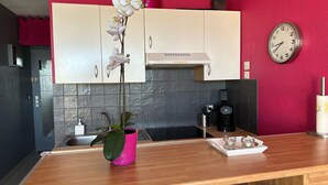Kaffetrakter/tekoker, kjøleskap, mikrobølgeovn og kokeplater