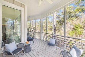 Terrace/patio - Family Getaway | 2-min to Beach | 2 Community Pools | 6 Bikes | Close to Seaside (Seagrove Beach)