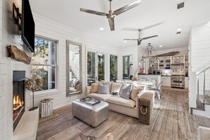 Een televisie, een open haard en een kantoor