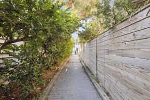 Property grounds - Family Getaway | 2-min to Beach | 2 Community Pools | 6 Bikes | Close to Seaside (Seagrove Beach)