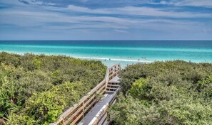 Una spiaggia nelle vicinanze