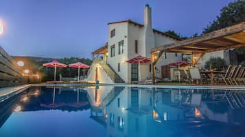 Kolam renang outdoor musiman