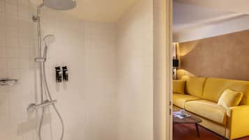 Suite K | Kamar mandi | Shower, pengering rambut, dan handuk