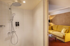 Suite K | Kylpyhuone | Suihku, hiustenkuivaaja, pyyhkeet