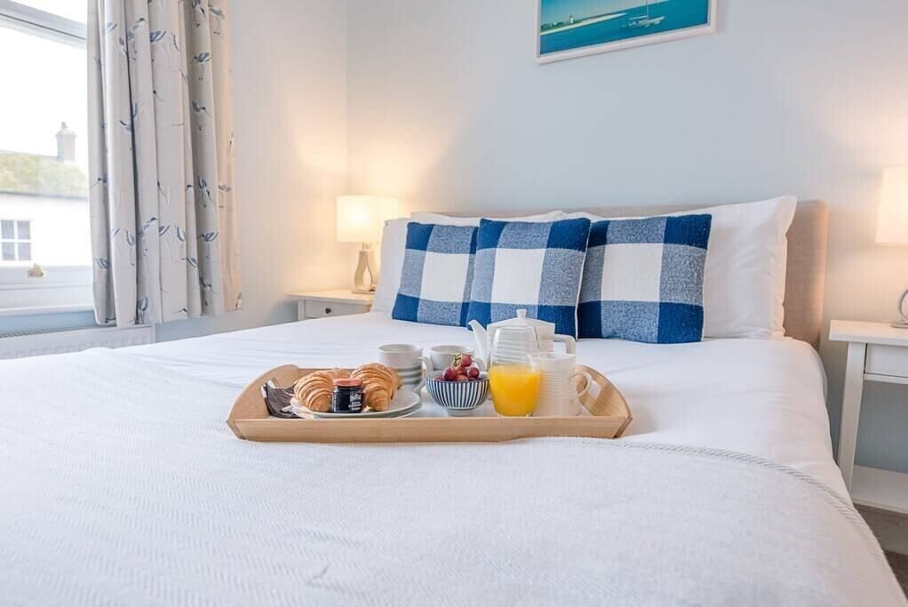 2 habitaciones, tabla de planchar con plancha, cuna de viaje y wifi 