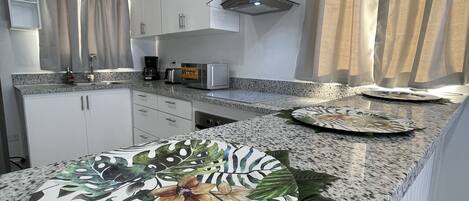 Réfrigérateur, micro-ondes, four, cafetière/bouilloire