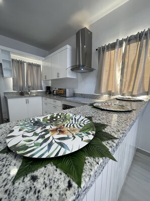 Réfrigérateur, micro-ondes, four, cafetière/bouilloire